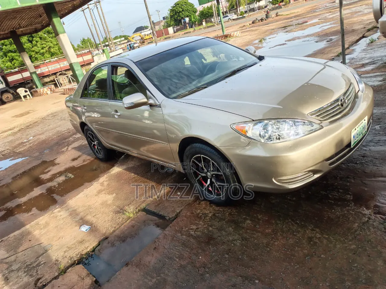 Toyota Camry LE 4dr Sedan (2.4L 4cyl 5M) 2004 Gold