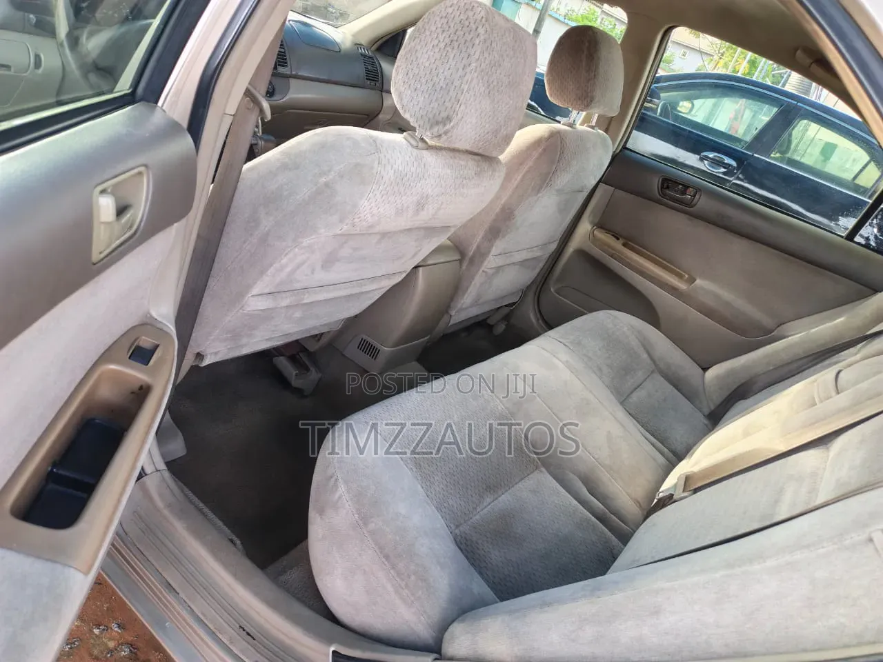 Toyota Camry LE 4dr Sedan (2.4L 4cyl 5M) 2004 Gold