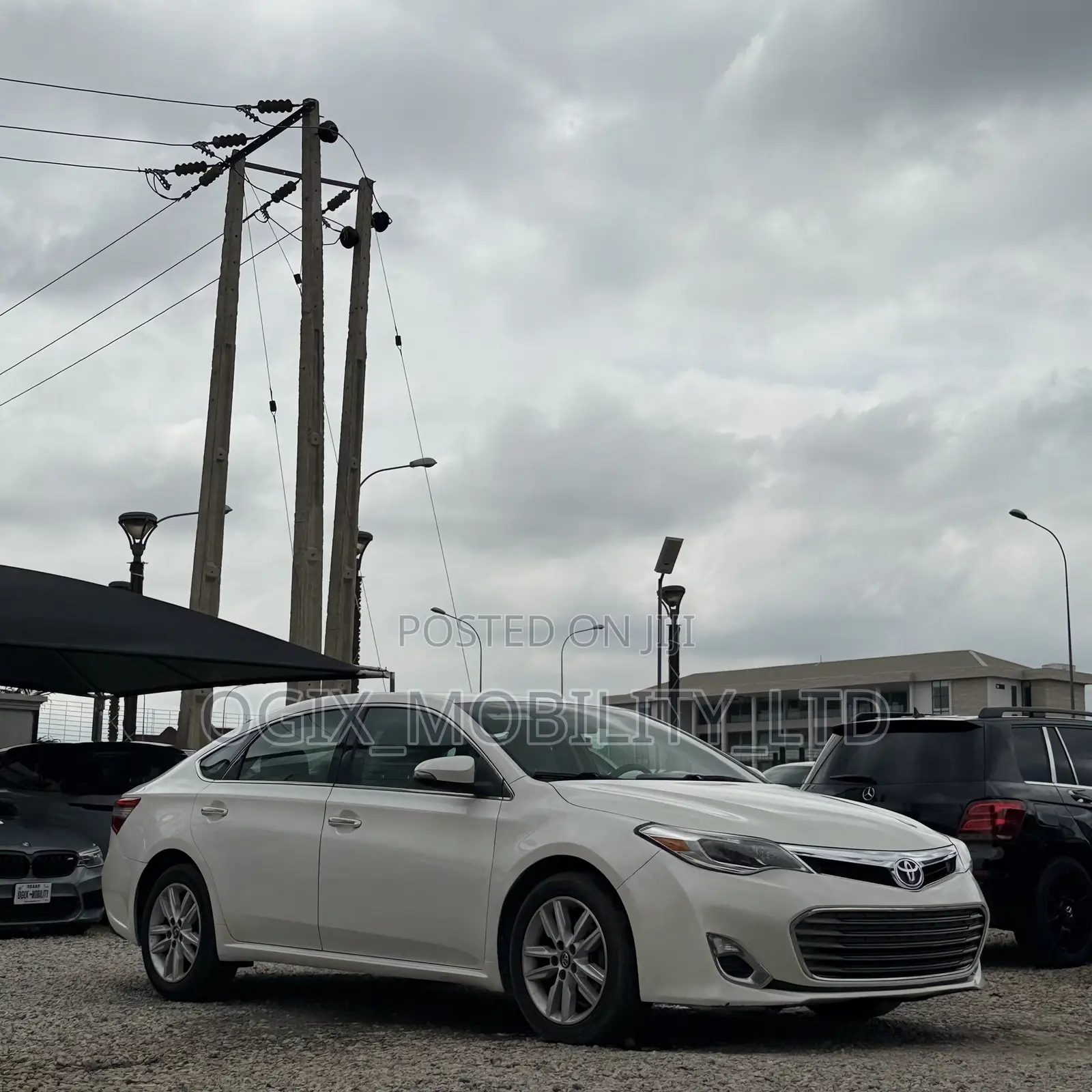 Toyota Avalon XLE 4dr Sedan (3.5L 6cyl 6A) 2015 White