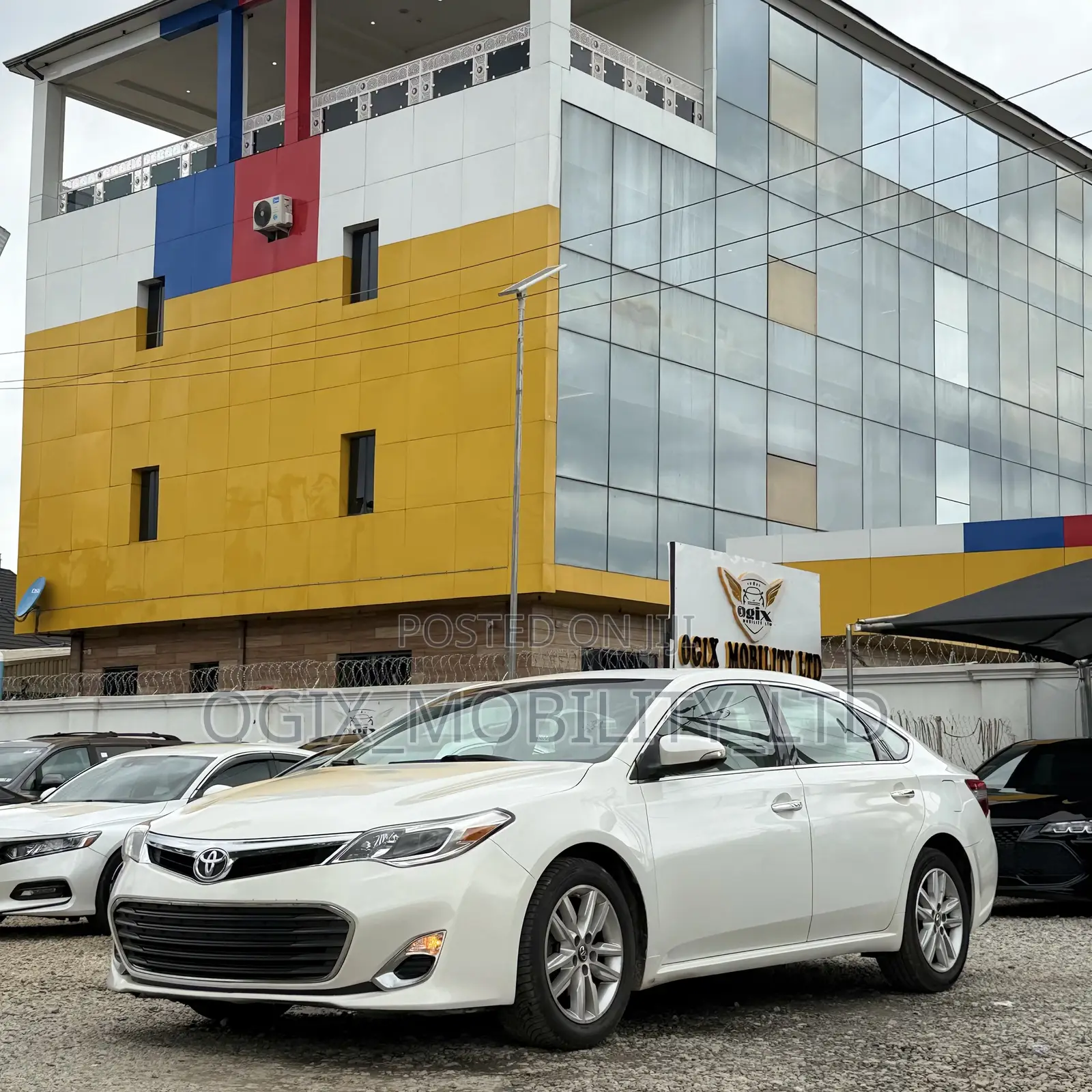 Toyota Avalon XLE 4dr Sedan (3.5L 6cyl 6A) 2015 White