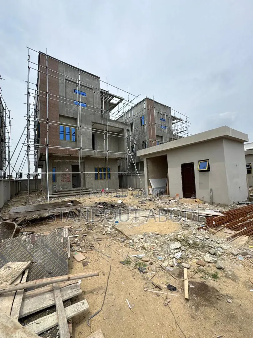 5bdrm Duplex in In An Estate, Ogunlana for sale