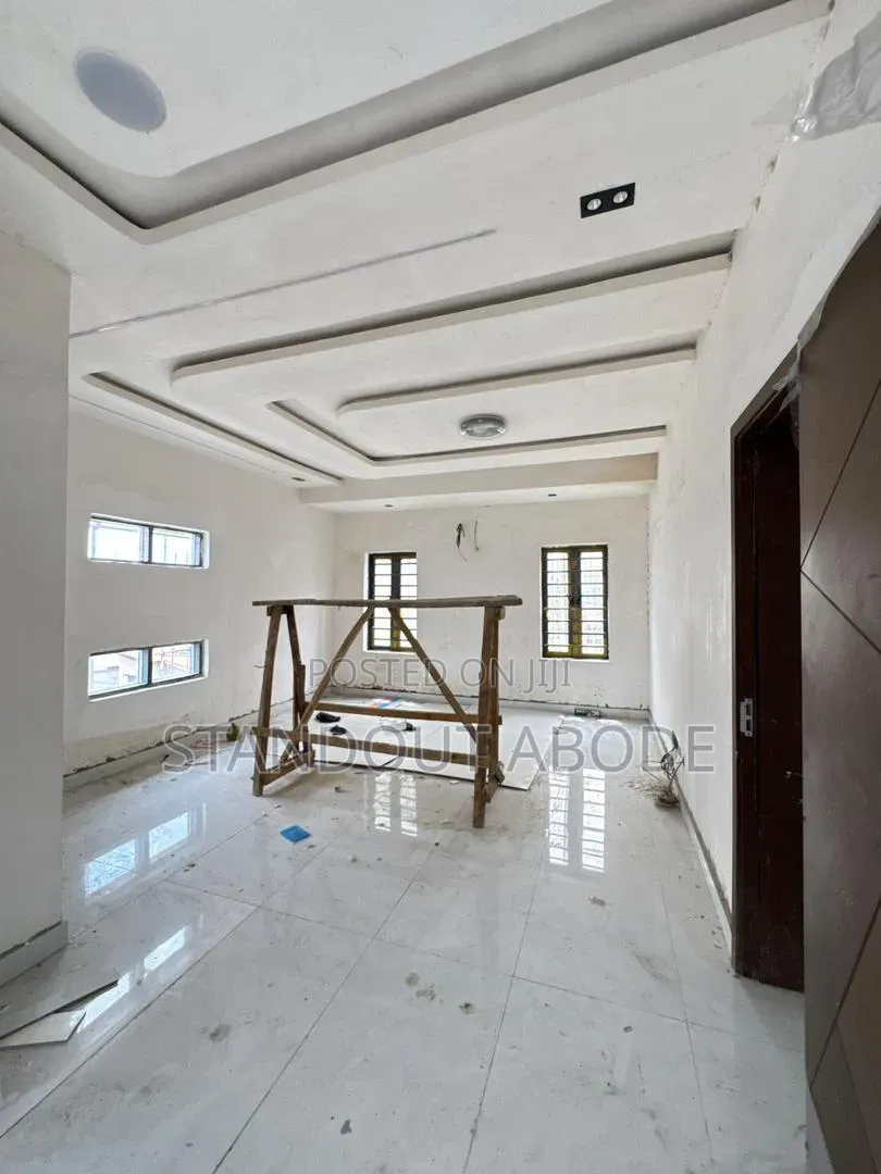 5bdrm Duplex in In An Estate, Ogunlana for sale