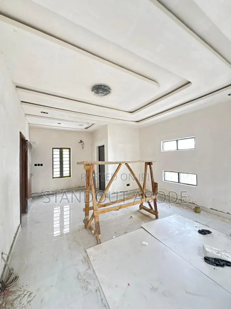 5bdrm Duplex in In An Estate, Ogunlana for sale
