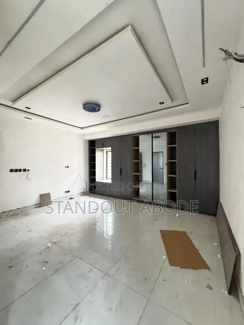 5bdrm Duplex in In An Estate, Ogunlana for sale