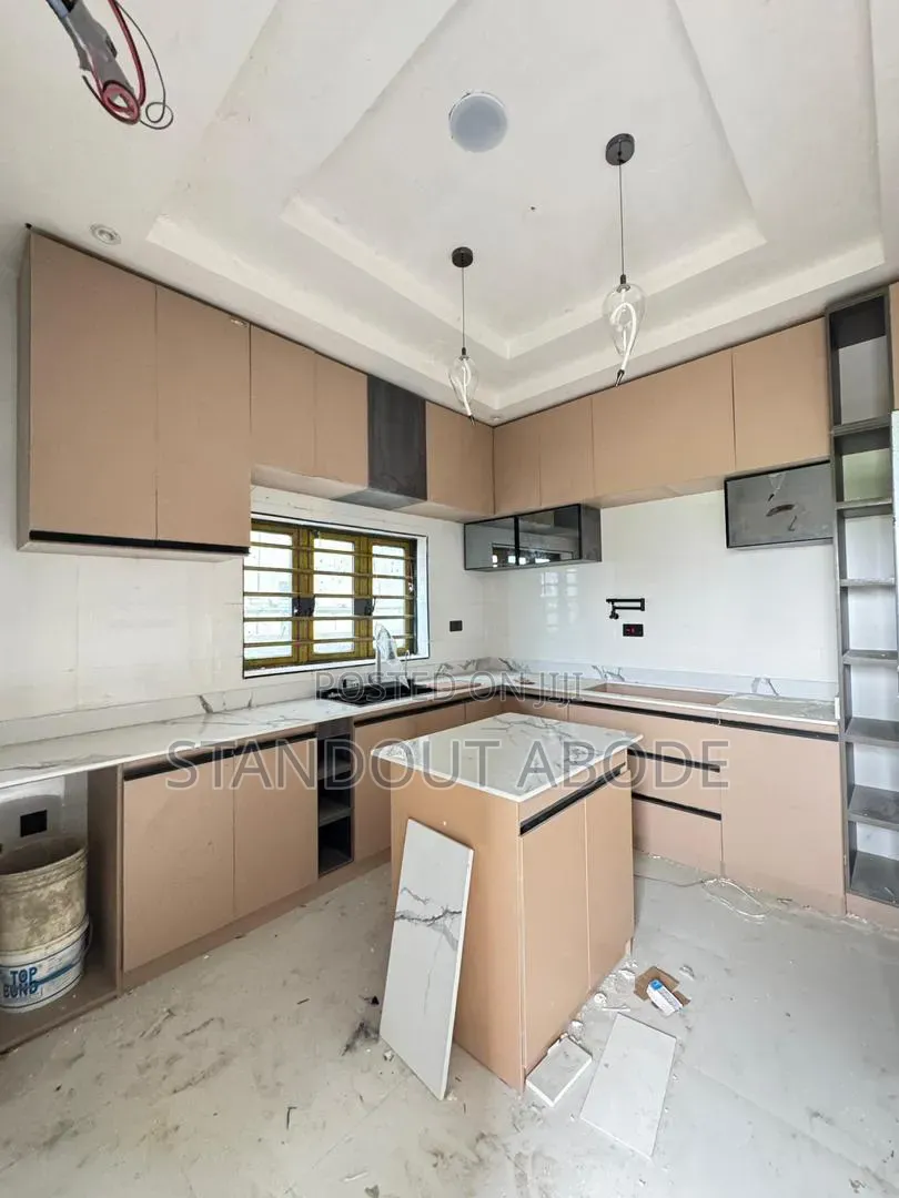 5bdrm Duplex in In An Estate, Ogunlana for sale