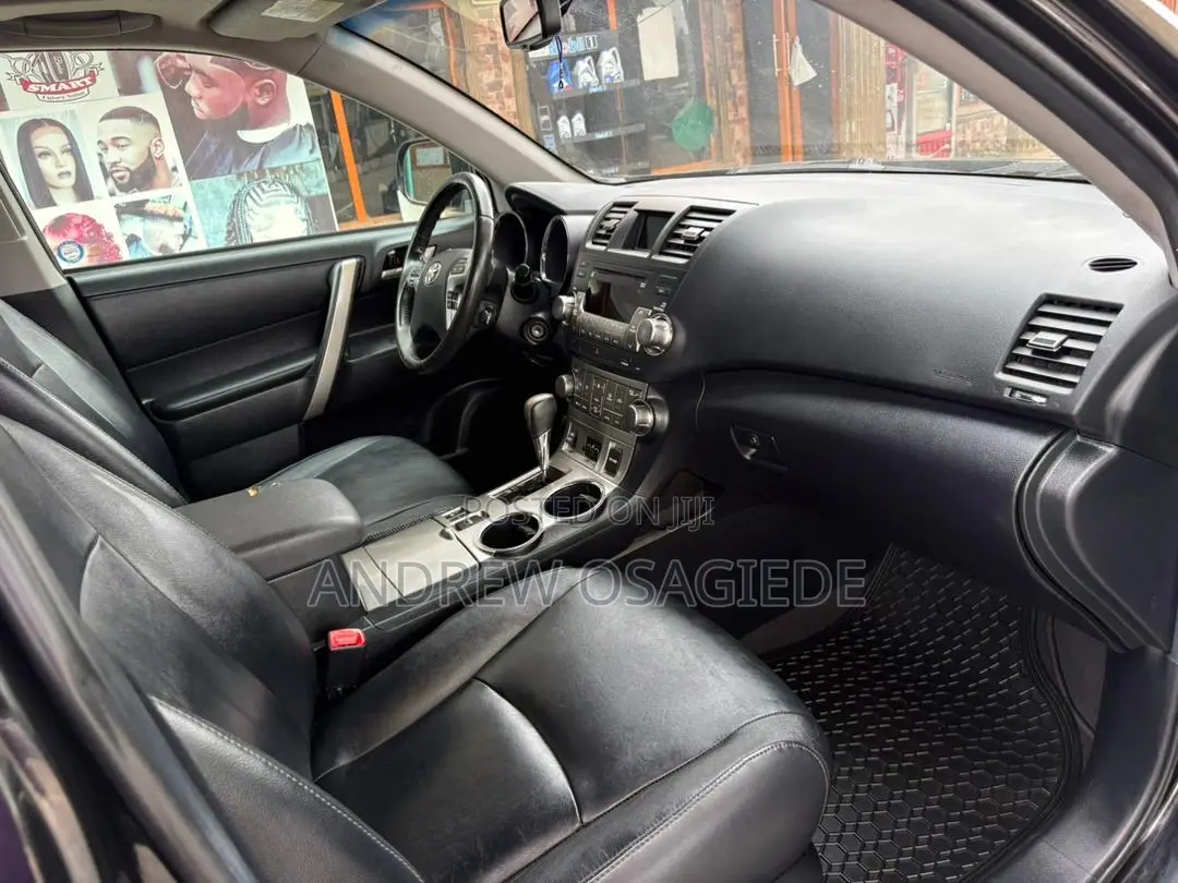 Toyota Highlander SE 2012 Black