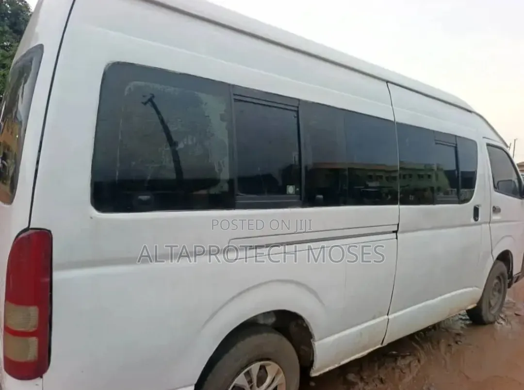 Toyota HiAce 2016 White