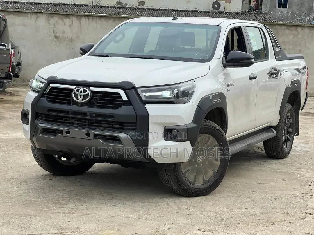 New Toyota Hilux 2025 White
