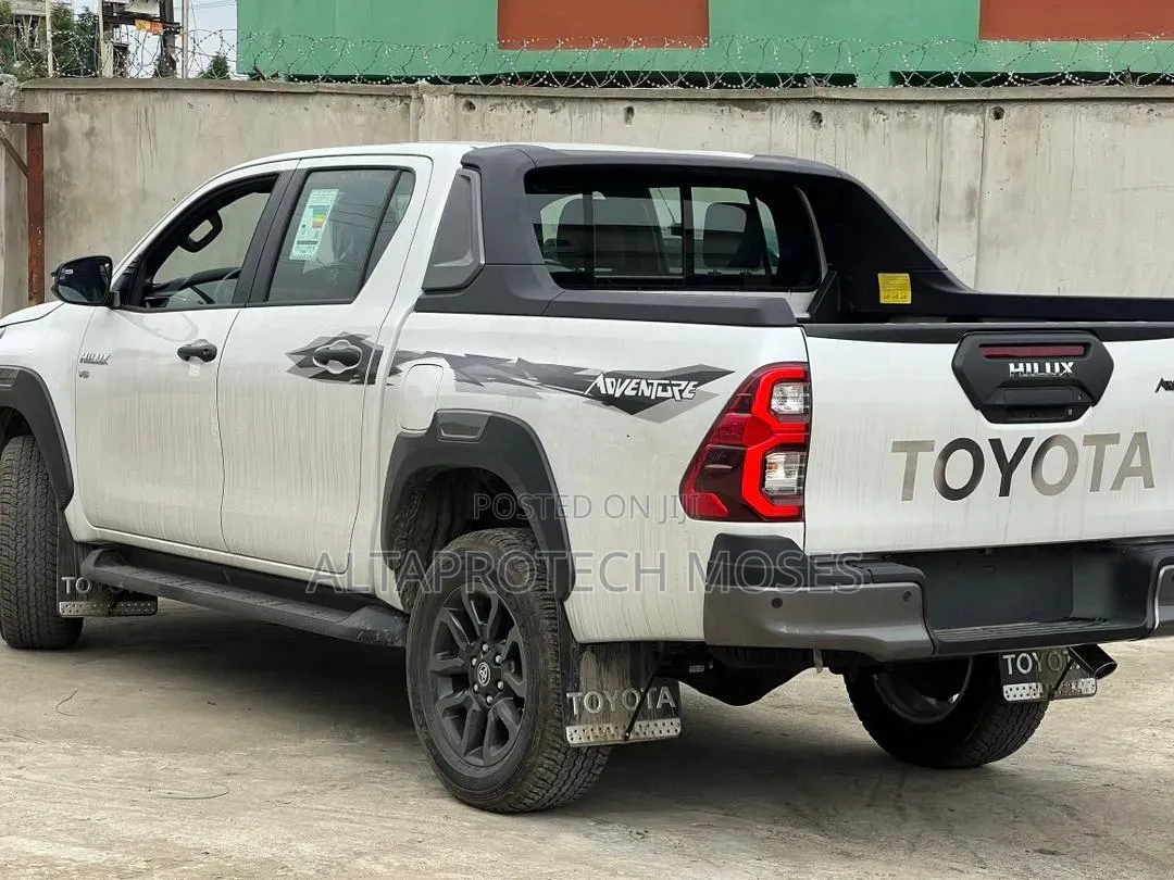 New Toyota Hilux 2025 White