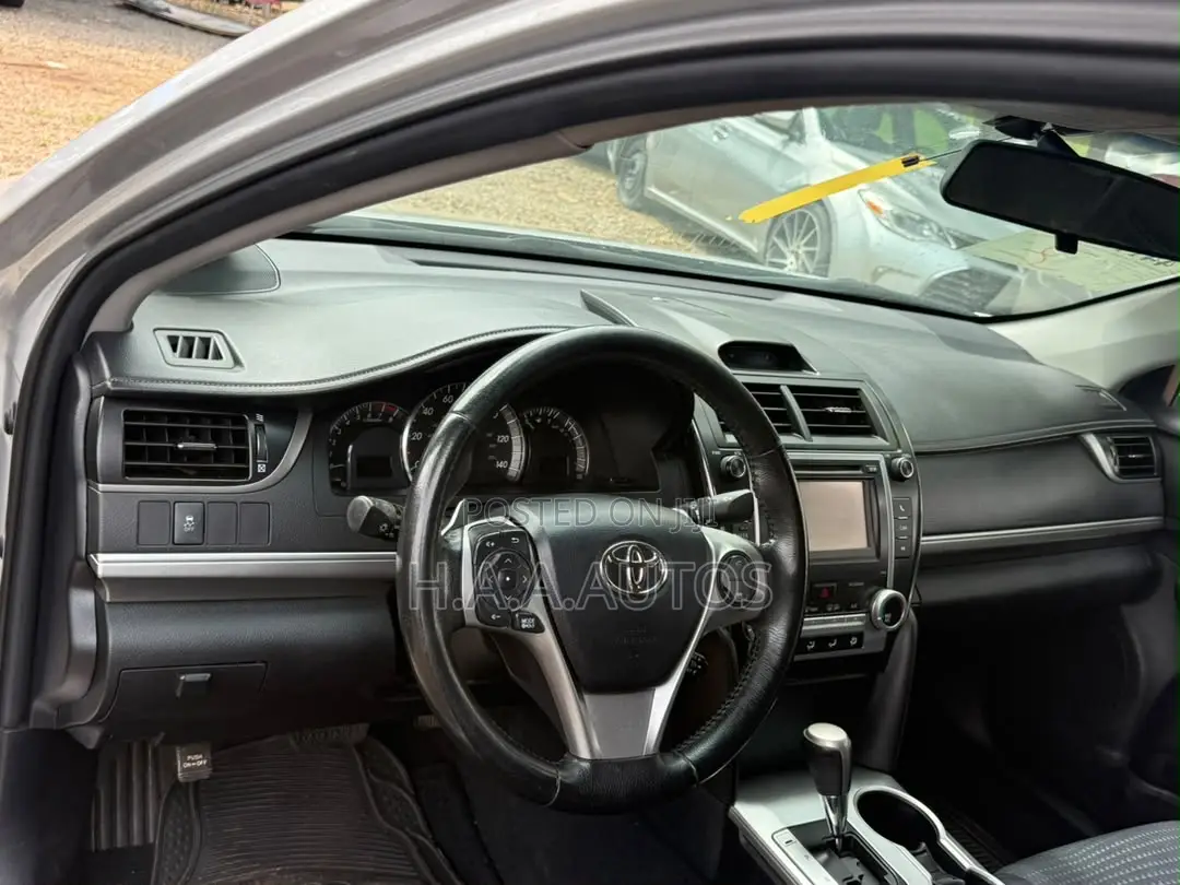 Toyota Camry SE 4dr Sedan (2.5L 4cyl 6A) 2013 Silver