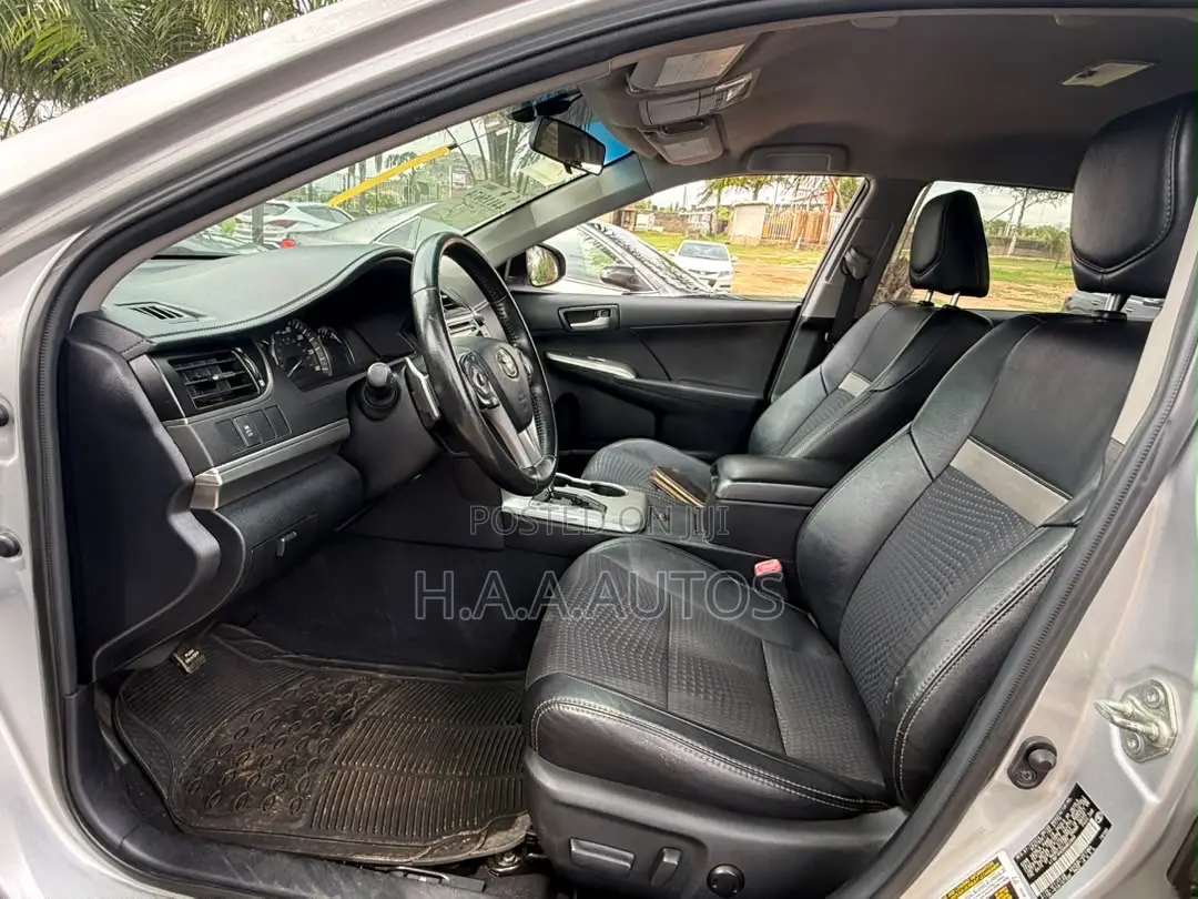 Toyota Camry SE 4dr Sedan (2.5L 4cyl 6A) 2013 Silver