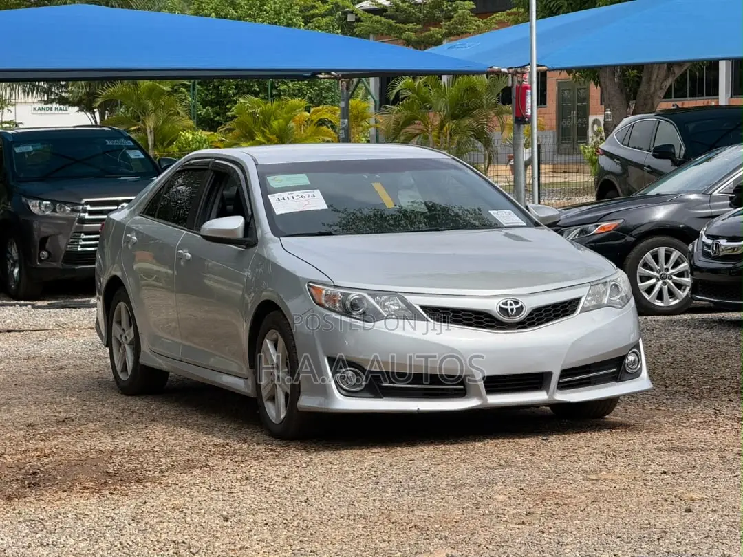 Toyota Camry SE 4dr Sedan (2.5L 4cyl 6A) 2013 Silver