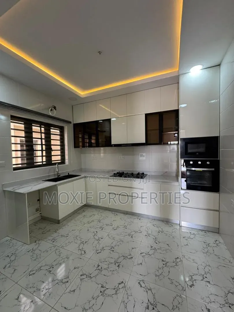 3bdrm Bungalow in Celebration Green, Eleko for sale