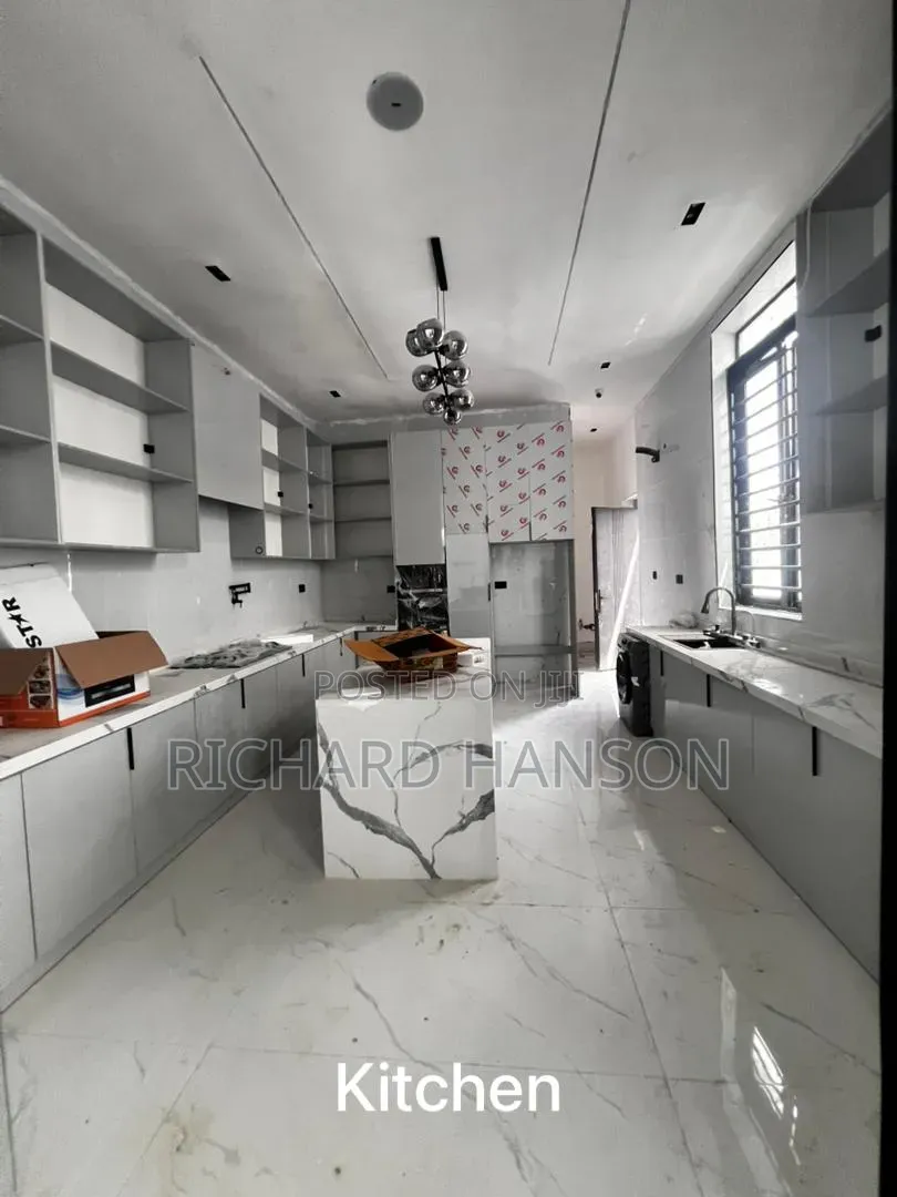 5bdrm Duplex in In Chevron for sale