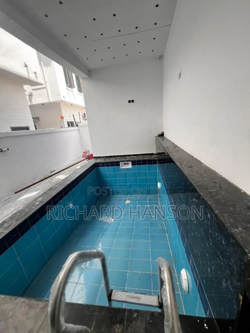 5bdrm Duplex in In Chevron for sale