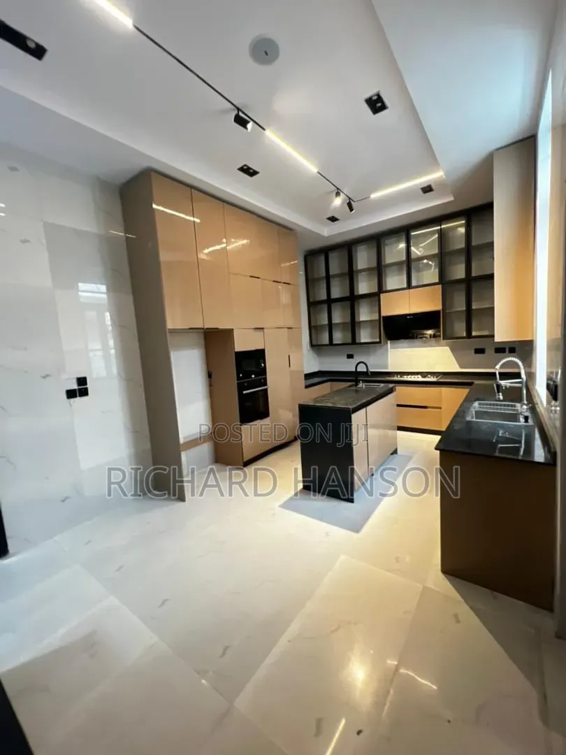 5bdrm Duplex in In Chevron for sale