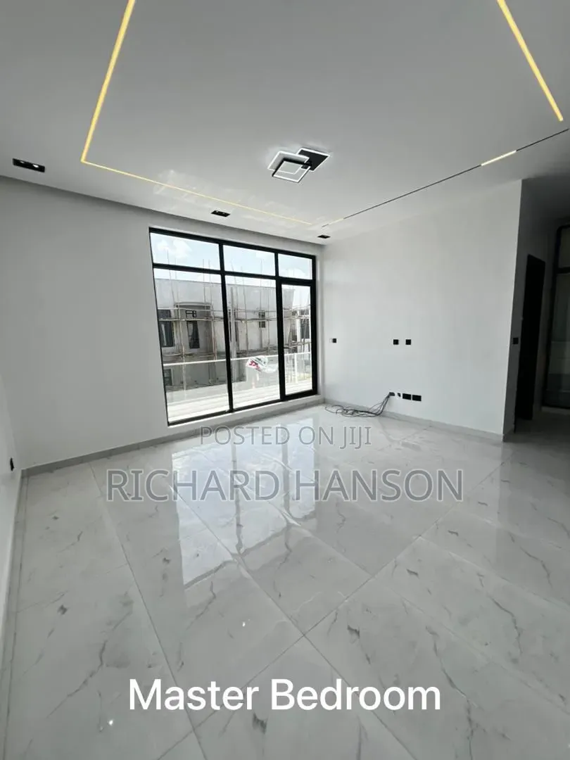 5bdrm Duplex in In Chevron for sale