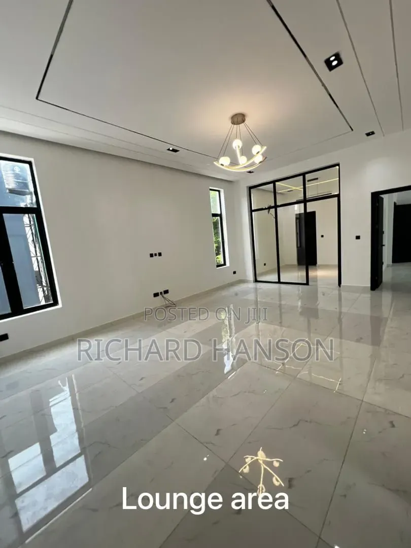 5bdrm Duplex in In Chevron for sale