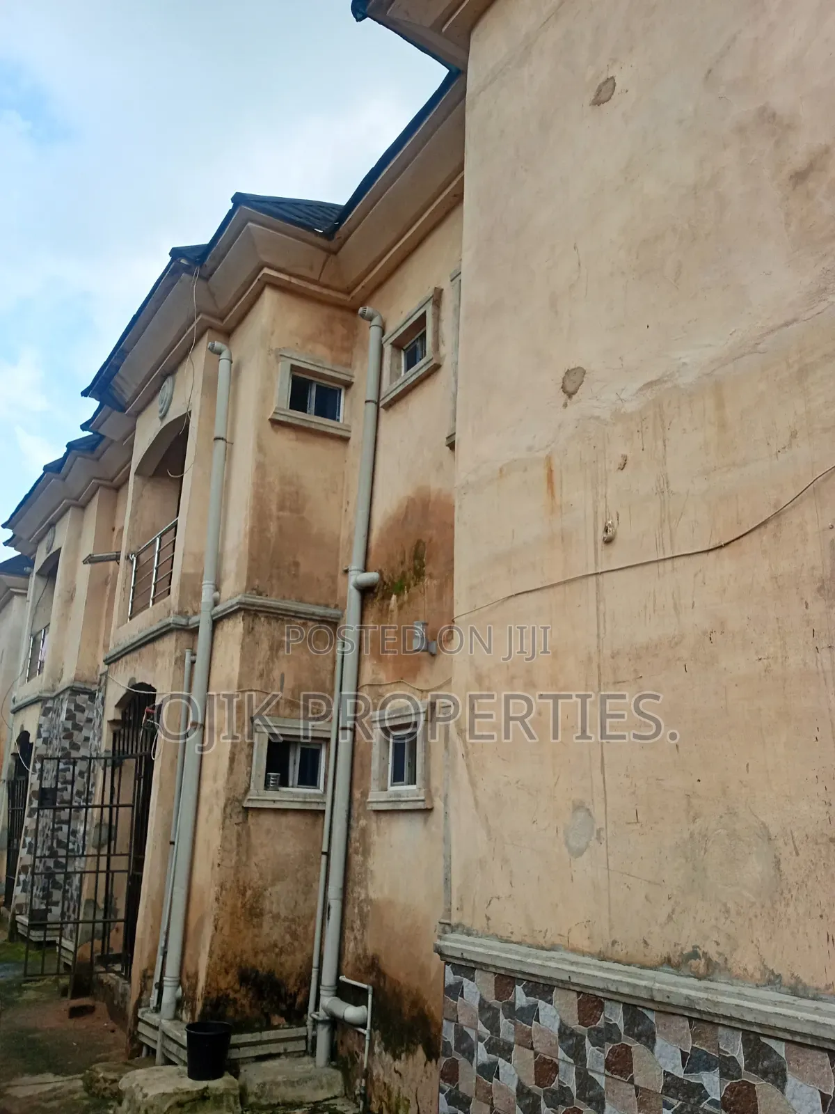 13bdrm Block of Flats in Ojik Properties., Owerri for sale