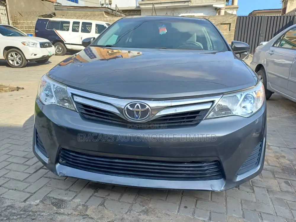 Toyota Camry LE 4dr Sedan (2.5L 4cyl 6A) 2012 Gray