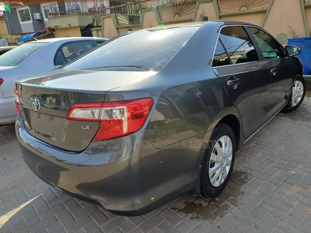 Toyota Camry LE 4dr Sedan (2.5L 4cyl 6A) 2012 Gray