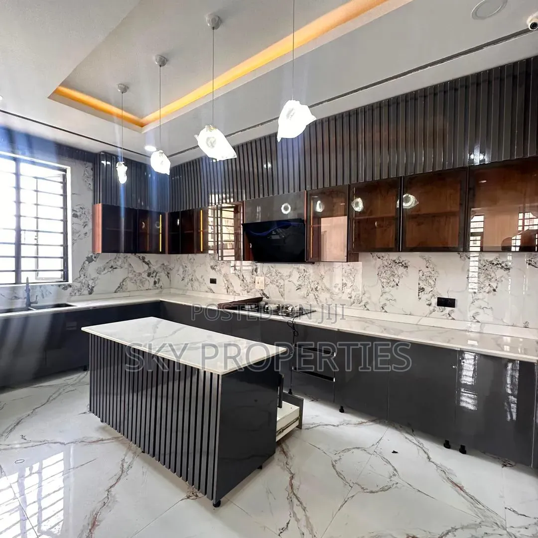 5bdrm Duplex in Lekki for sale