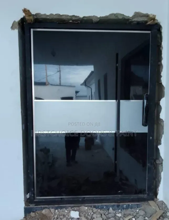 Quality Pivot Door With Smartlock