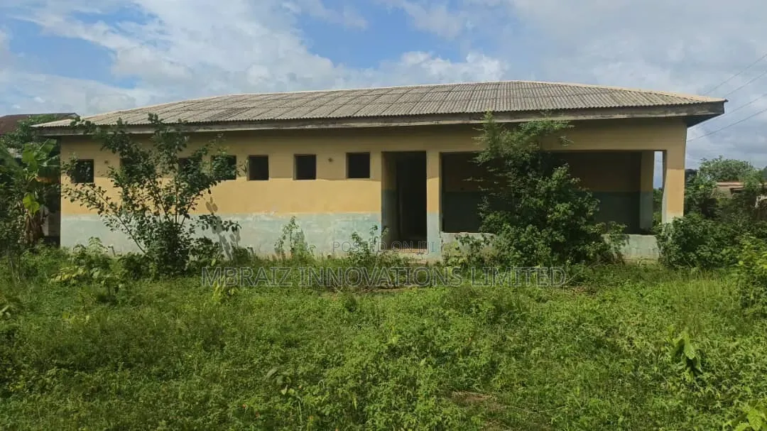 7bdrm Bungalow in Ikorodu for sale