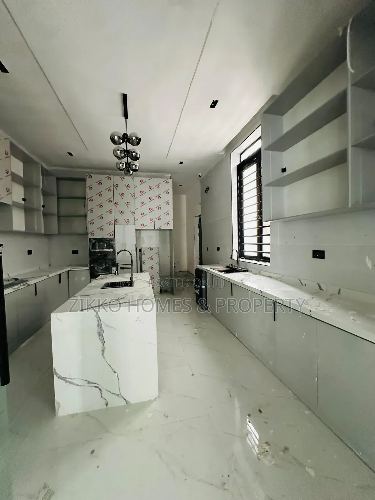 5bdrm Duplex in Chevron for sale
