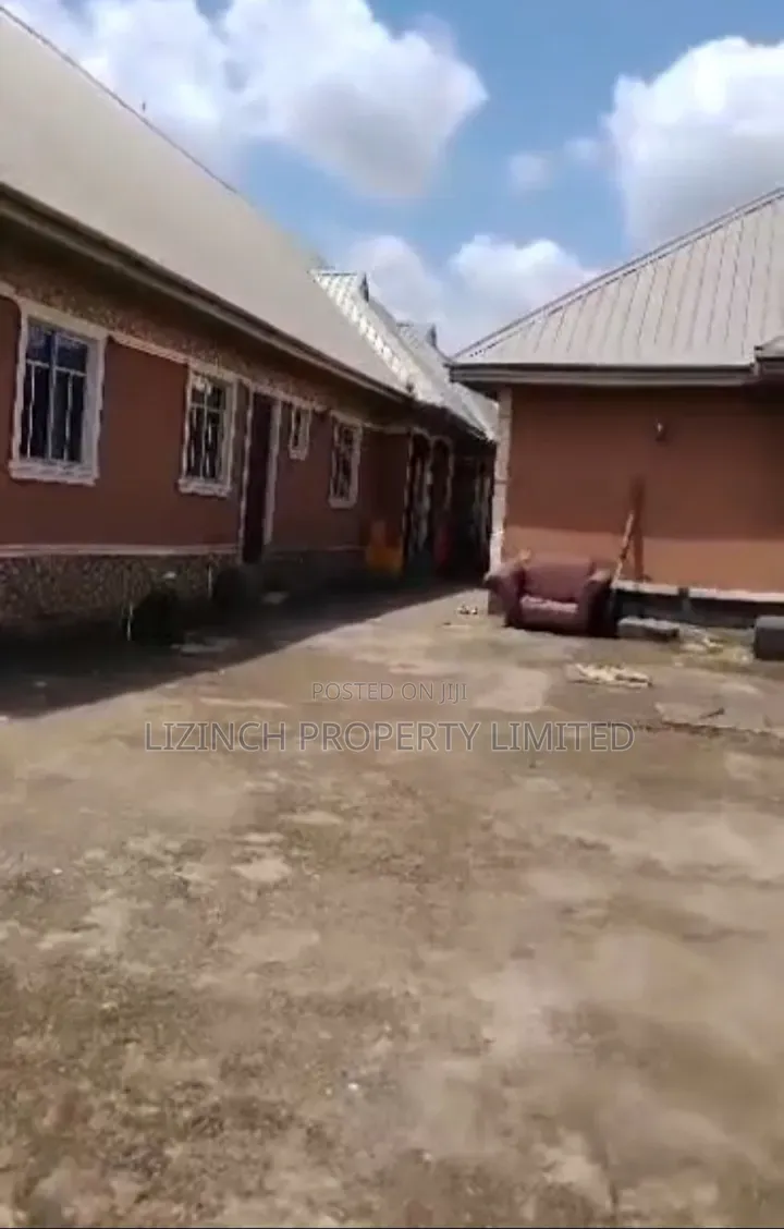 12bdrm Block of Flats in Benin City for sale