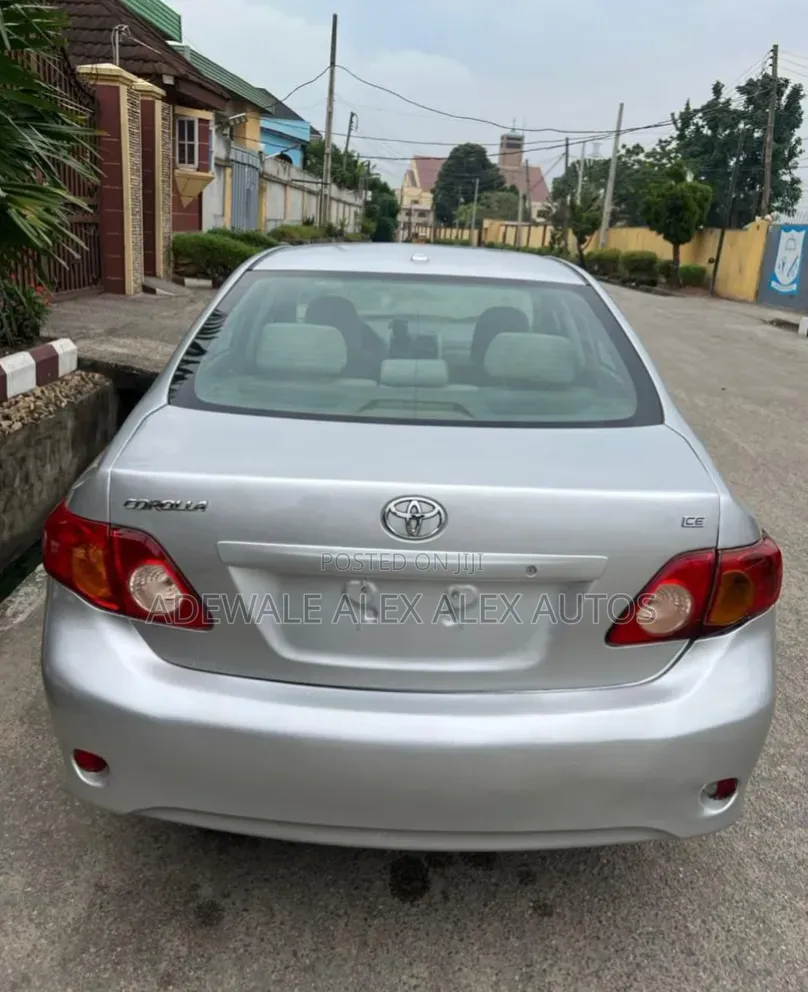 Toyota Corolla 2010 Silver