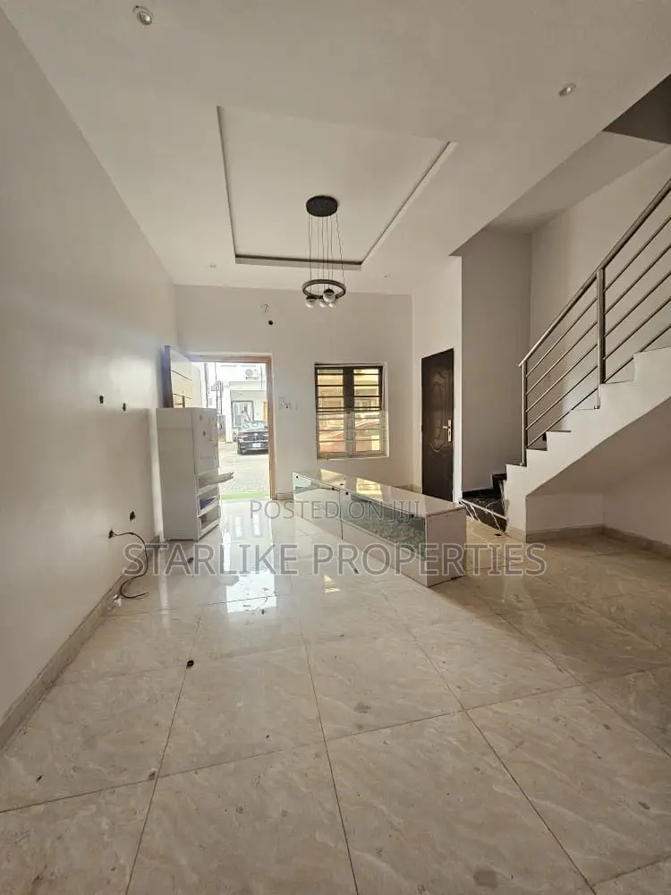 3bdrm House in Ikota for sale