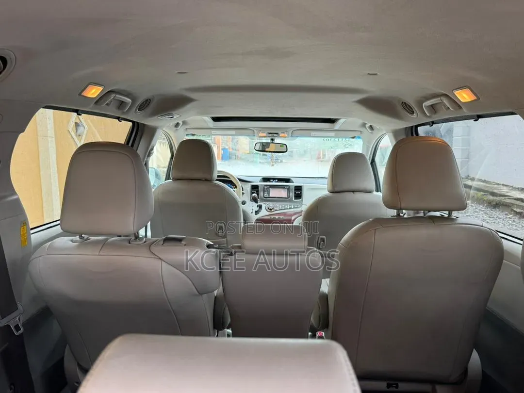Toyota Sienna XLE Premium 8-Passenger 4dr Minivan (3.5L 6cyl 6A) 2015 Silver