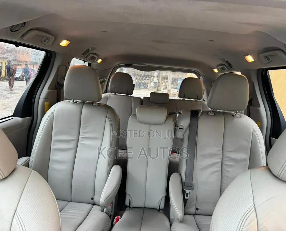 Toyota Sienna XLE Premium 8-Passenger 4dr Minivan (3.5L 6cyl 6A) 2015 Silver