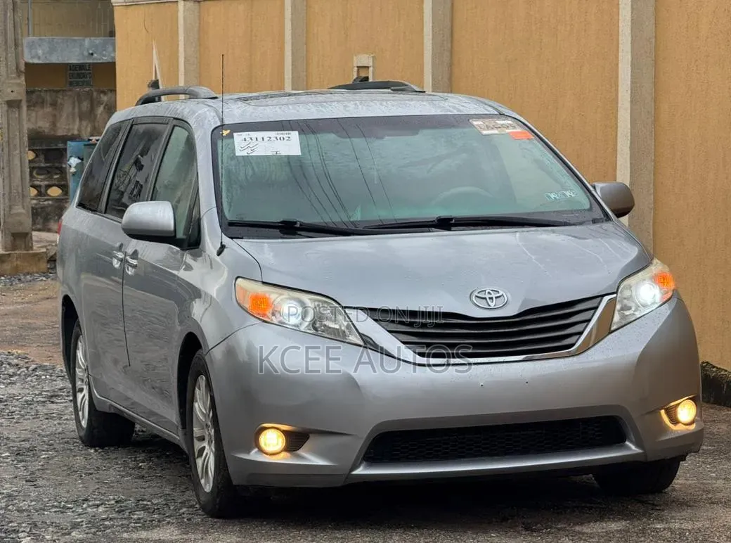 Toyota Sienna XLE Premium 8-Passenger 4dr Minivan (3.5L 6cyl 6A) 2015 Silver