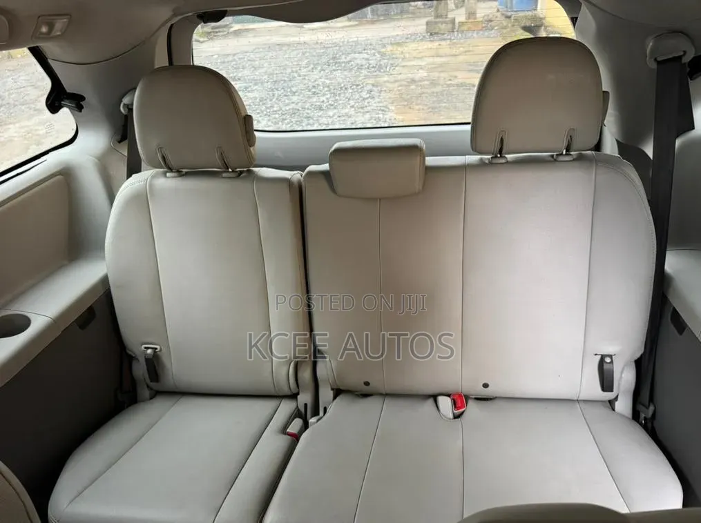 Toyota Sienna XLE Premium 8-Passenger 4dr Minivan (3.5L 6cyl 6A) 2015 Silver