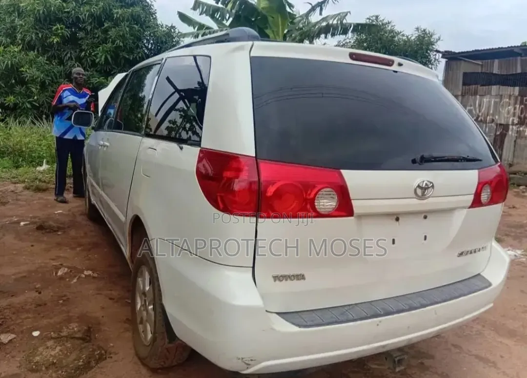 Toyota Sienna XLE AWD 2009 White