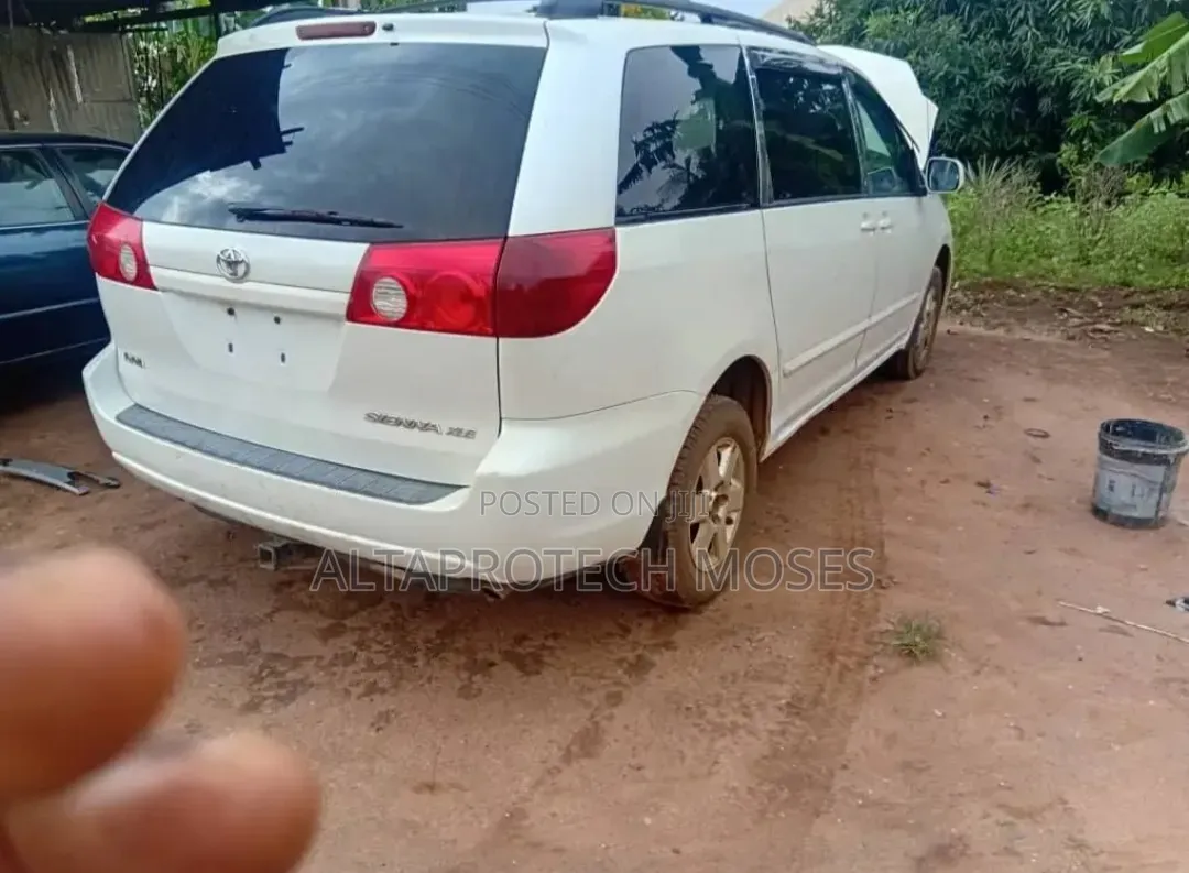 Toyota Sienna XLE AWD 2009 White