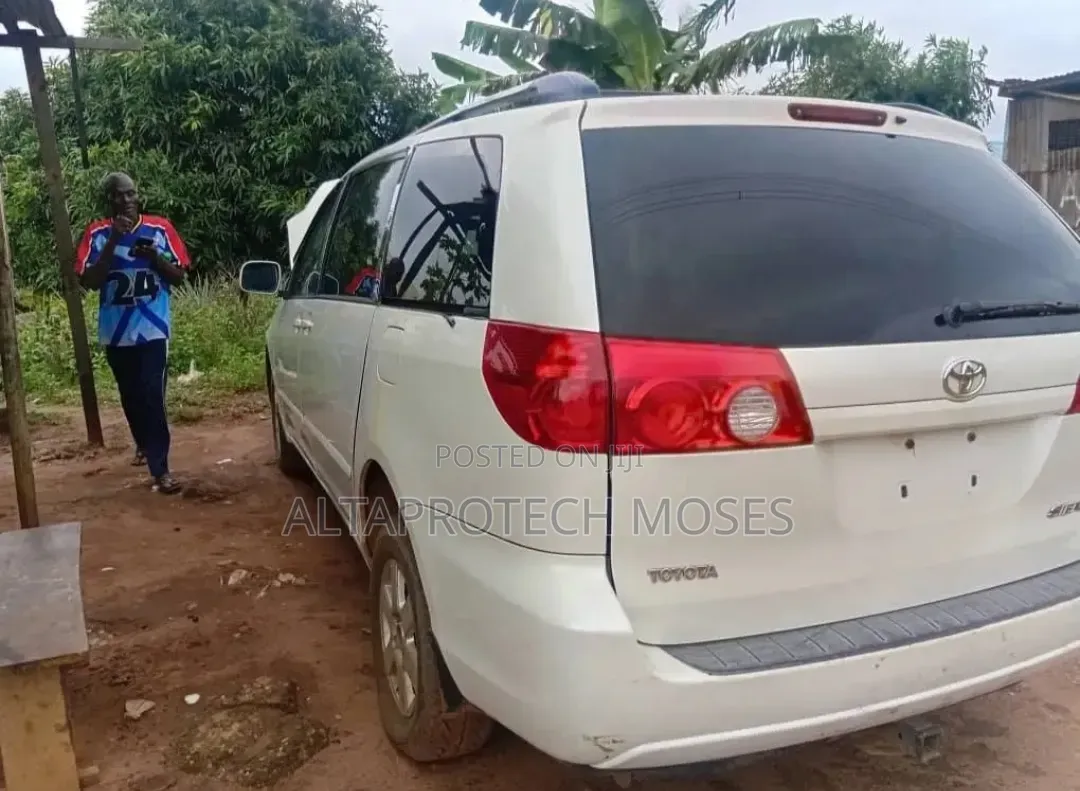 Toyota Sienna XLE AWD 2009 White
