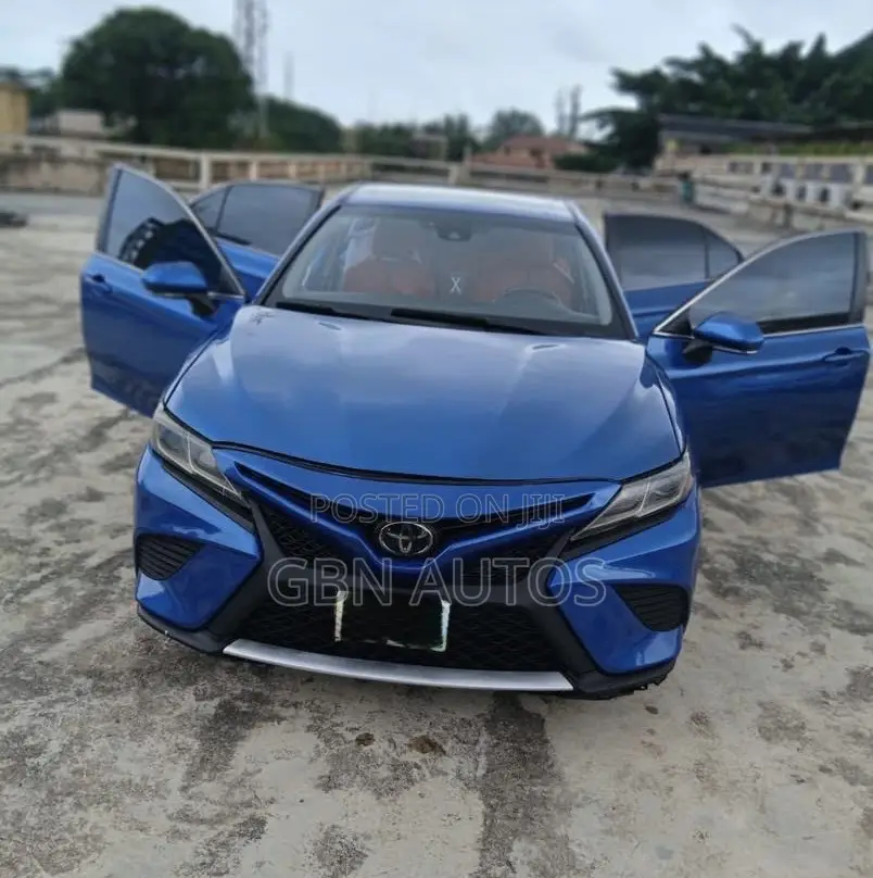 Toyota Camry SE FWD (2.5L 4cyl 8AM) 2018 Blue