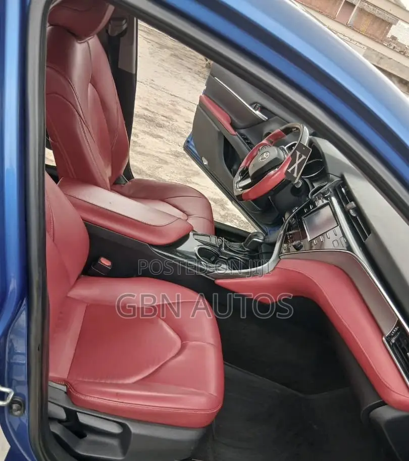 Toyota Camry SE FWD (2.5L 4cyl 8AM) 2018 Blue