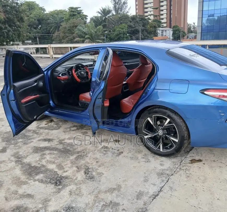 Toyota Camry SE FWD (2.5L 4cyl 8AM) 2018 Blue