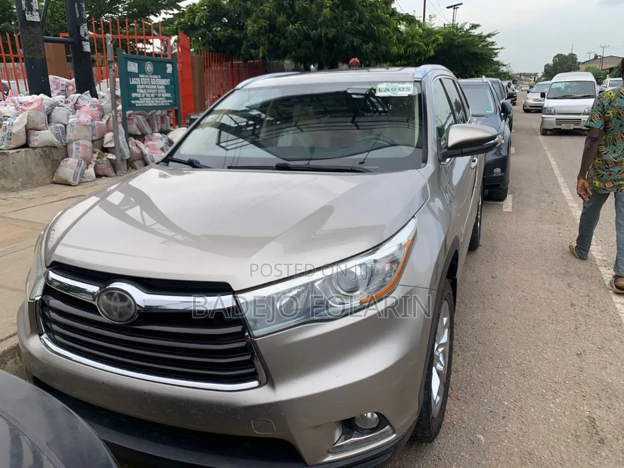 Toyota Highlander Limited Platinum 4dr SUV AWD (3.5L 6cyl 6A) 2015 Gold