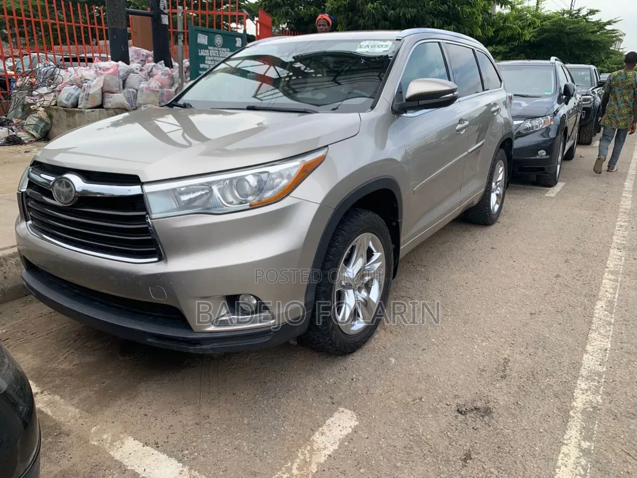 Toyota Highlander Limited Platinum 4dr SUV AWD (3.5L 6cyl 6A) 2015 Gold