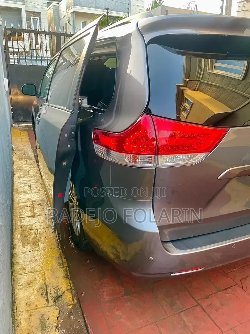 Toyota Sienna XLE AWD 7-Passenger 2013 Gray
