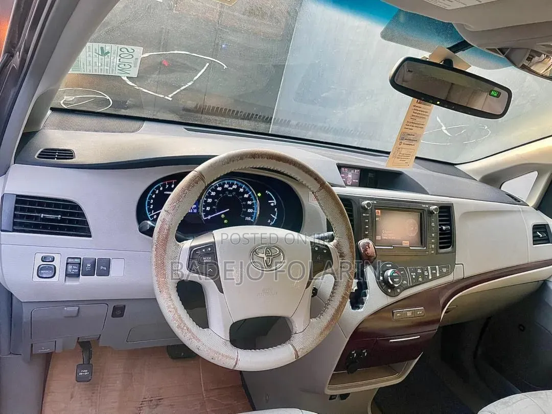 Toyota Sienna XLE AWD 7-Passenger 2013 Gray