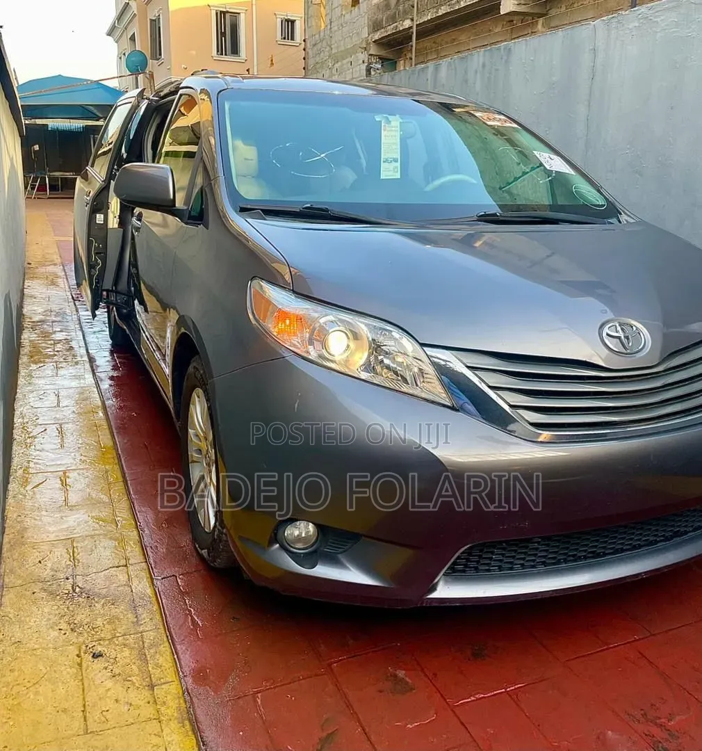 Toyota Sienna XLE AWD 7-Passenger 2013 Gray