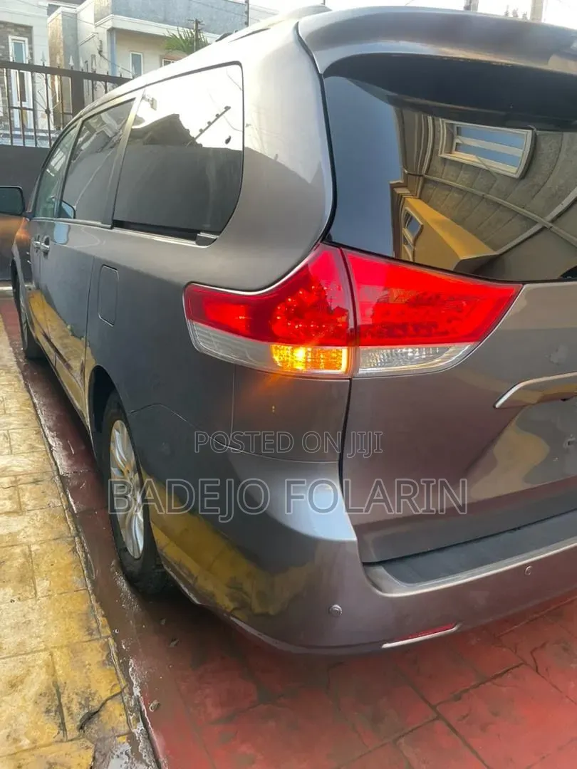 Toyota Sienna XLE AWD 7-Passenger 2013 Gray