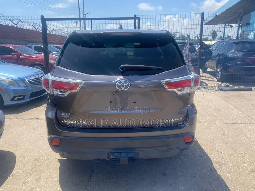 Toyota Highlander XLE 4dr SUV AWD (3.5L 6cyl 6A) 2015 Gray