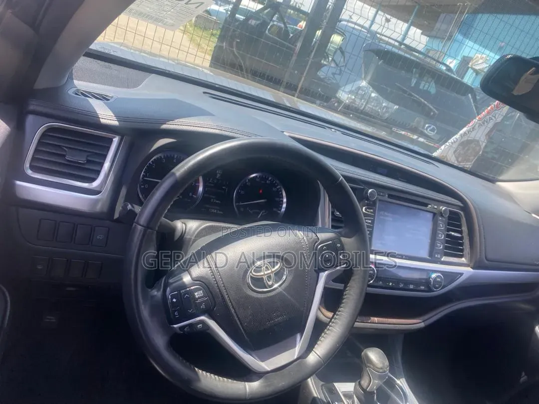 Toyota Highlander XLE 4dr SUV AWD (3.5L 6cyl 6A) 2015 Gray
